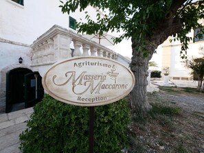 A reception sign for Agriturismo Masseria Maccarone. - Masseria Maccarone (Fasano)