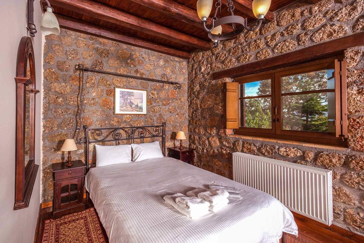 Double Room, Jetted Tub | In-room safe, desk, soundproofing, free WiFi