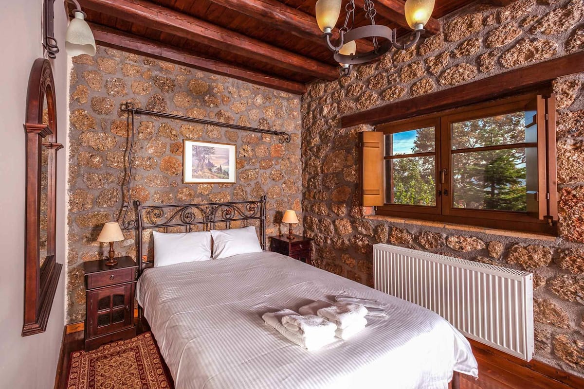 Quarto casal, banheira de hidromassagem | Cofres nos quartos, escrivaninha, quartos à prova de som