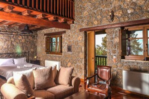 In-room safe, desk, soundproofing, free WiFi - Pera Alonia Guest House (Xylokastro-Evrostina)