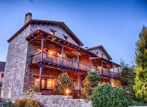 Fassade der Unterkunft – Abend/Nacht