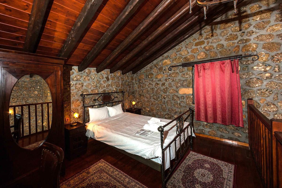Cofres nos quartos, escrivaninha, quartos à prova de som
