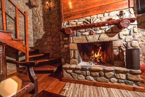 Suite, Jetted Tub | Living area | 32-inch LCD TV with digital channels, TV - Pera Alonia Guest House (Xylokastro-Evrostina)