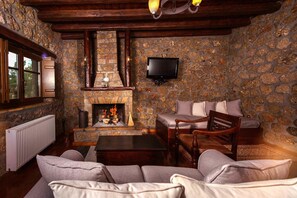 Doppelzimmer, Whirlpool | Wohnbereich | 32-Zoll-LCD-Fernseher mit Digitalempfang, Fernseher