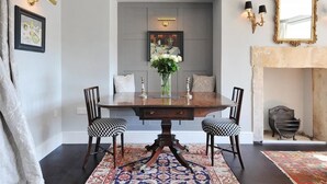 Luxury-Apartment, 1 Schlafzimmer, Gartenblick | Essbereich im Zimmer