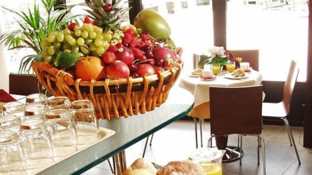 Un bufé con diversos alimentos y bebidas.