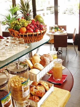 Bar (na propriedade). Euro Hotel