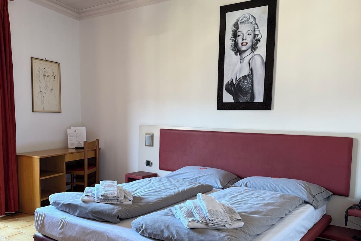 Doppel- oder Zweibettzimmer