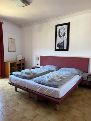 Ropa de cama de alta calidad, escritorio y cortinas blackout