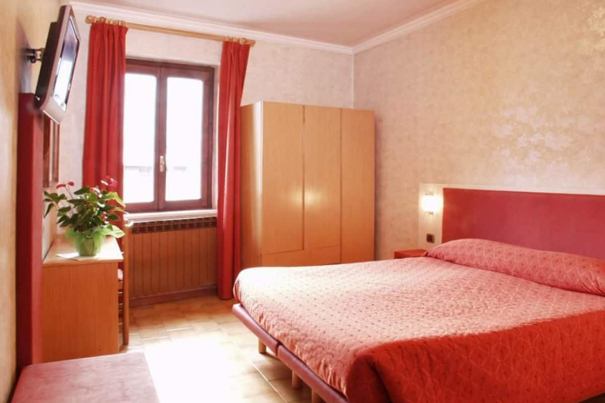Kamer, 1 twee- of 2 eenpersoonsbedden | Luxe beddengoed, een bureau, verduisterende gordijnen