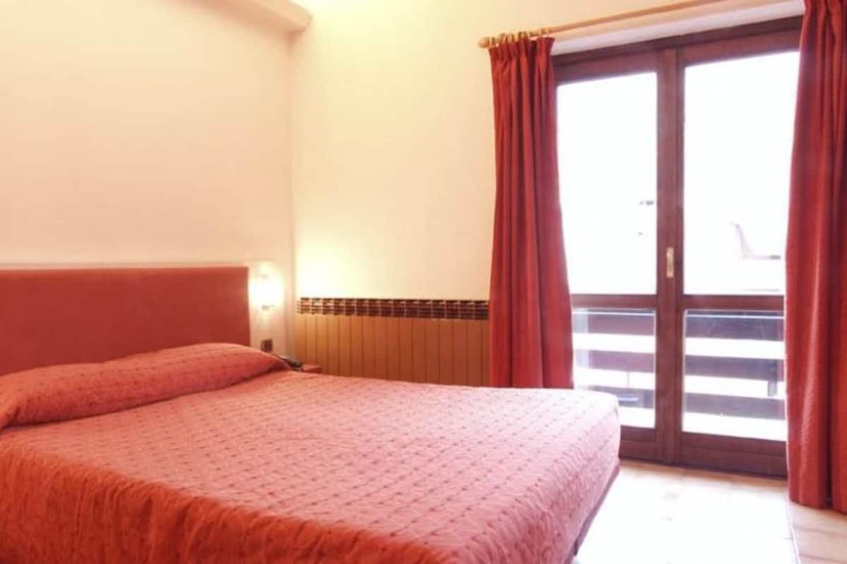 Tweepersoonskamer, voor 1 persoon | Luxe beddengoed, een bureau, verduisterende gordijnen
