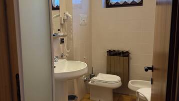Habitación con 1 cama doble o 2 individuales | Baño | Ducha, artículos de higiene personal gratuitos, secador de pelo y bidé