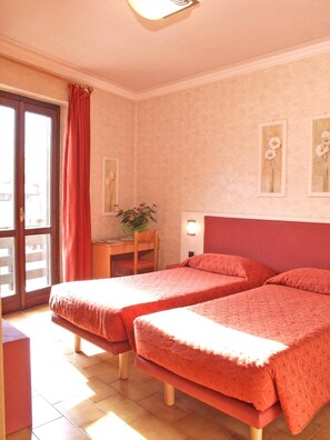 Literie de qualité supérieure, bureau, rideaux occultants