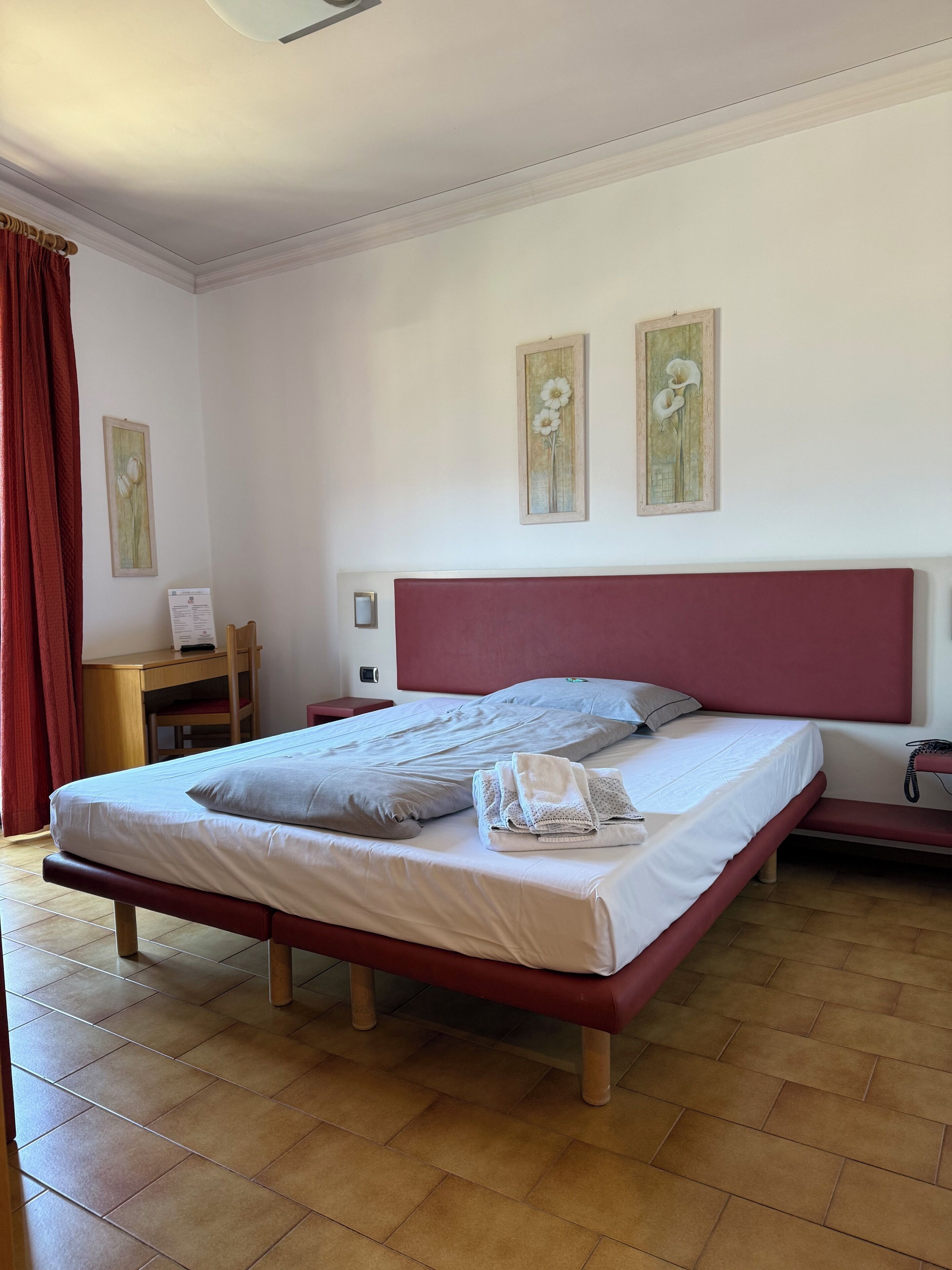 Habitación con 1 cama doble o 2 individuales | Ropa de cama de alta calidad, escritorio, cortinas opacas