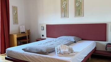 Habitación con 1 cama doble o 2 individuales | Ropa de cama de alta calidad, escritorio, cortinas opacas