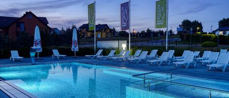 Alberca al aire libre por temporada y sombrillas en la alberca