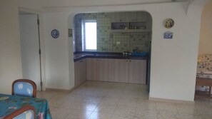 Réfrigérateur, micro-ondes, plaque de cuisson, cafetière/bouilloire