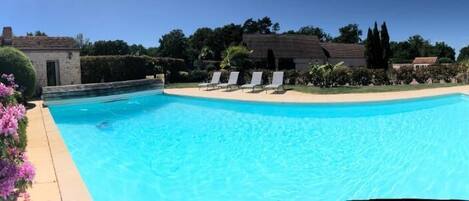 Außenpool (je nach Saison geöffnet), Sonnenschirme, Liegestühle