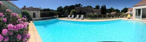 Sæsonbestemt udendørs pool, åben fra kl. 11.00 til kl. 20.00, parasoller