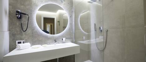 Camera con letto matrimoniale o 2 letti singoli | Bagno | Doccia, set di cortesia gratuito, asciugacapelli, bidet