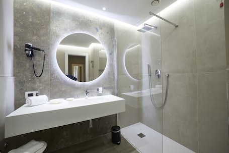 Camera con letto matrimoniale o 2 letti singoli | Bagno | Doccia, set di cortesia gratuito, asciugacapelli, bidet. La Perla