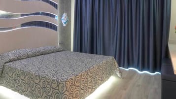 Habitación con 1 cama doble o 2 individuales | Caja fuerte, escritorio, espacio para trabajar con un portátil