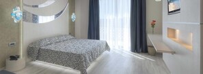 Doppel- oder Zweibettzimmer | Zimmersafe, Schreibtisch, laptopgeeigneter Arbeitsplatz