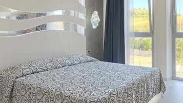 双人房或双床房 | 客房内保险箱、办公桌、笔记本电脑工作区、遮光窗帘