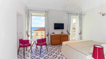 Junior suite, 1 slaapkamer, bijgebouw | Luxe beddengoed, een minibar, een kluis op de kamer, geluiddichte muren