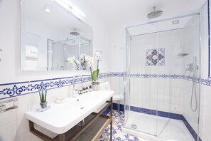 Standard Room, 1 Bedroom, Annex Building | Bathroom | Rainfall showerhead, free toiletries, hair dryer, slippers - DieciSedici (Amalfi)
