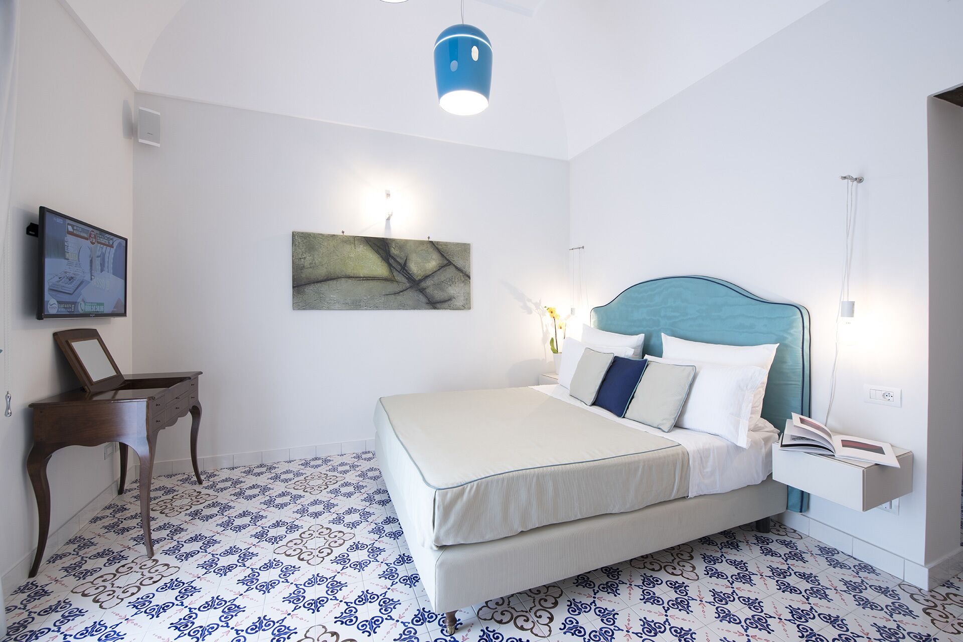 Un dormitorio con una cama, un escritorio y una silla.