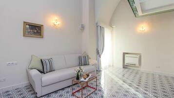 Family Suite | Living area | Flat-screen TV, iPod dock