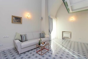 Family Suite | Living area | Flat-screen TV, iPod dock - DieciSedici (Amalfi)