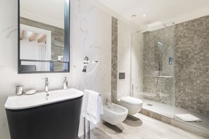 Douche, articles de toilette gratuits, serviettes fournies