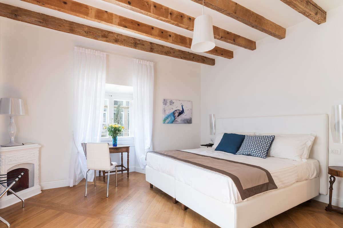 Double Room | In-room safe, soundproofing, WiFi (free)