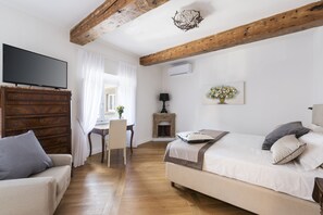 Deluxe Double Room | In-room safe, soundproofing, free WiFi - Residenza Magliabechi (Florence)