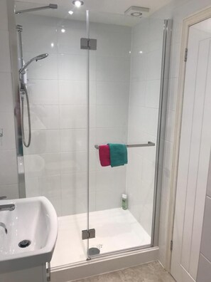 Een haardroger, handdoeken