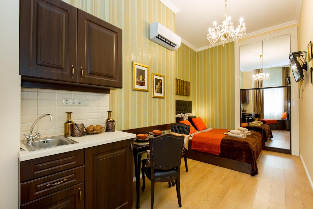 Classic Studio, 1 Queen Bed | Soundproofing, iron/ironing board (on request), free WiFi, bed sheets