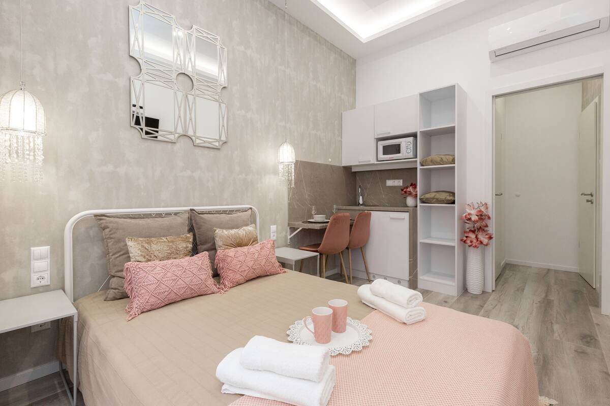 Basic Room | Soundproofing, iron/ironing board (on request), free WiFi, bed sheets