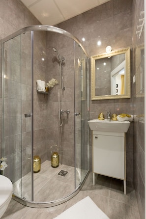 Superior Studio | Bathroom