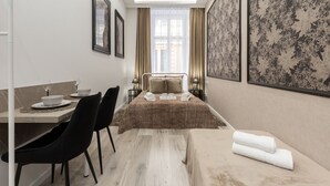 Standard-Zweibettzimmer | Schallisolierte Zimmer, Bügeleisen/Bügelbrett, kostenloses WLAN