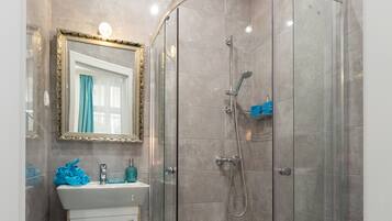 Superior Studio | Bathroom
