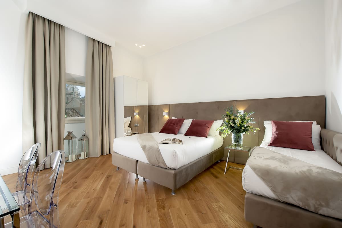 Chambre triple | Minibar, coffre-fort, bureau, système d’insonorisation