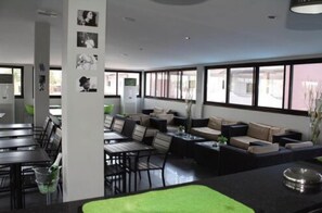 Breakfast, lunch, dinner served; local and international cuisine - Hotel Moatize (Moatize)