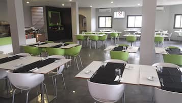Café da manhã, almoço e jantar; local e internacional