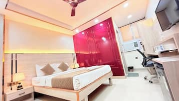 Egyptian cotton sheets, premium bedding, individually furnished, desk