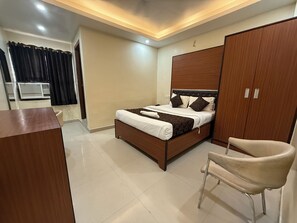 Standard Double or Twin Room | Egyptian cotton sheets, premium bedding, individually furnished, desk - Kamat Inn (Patna)