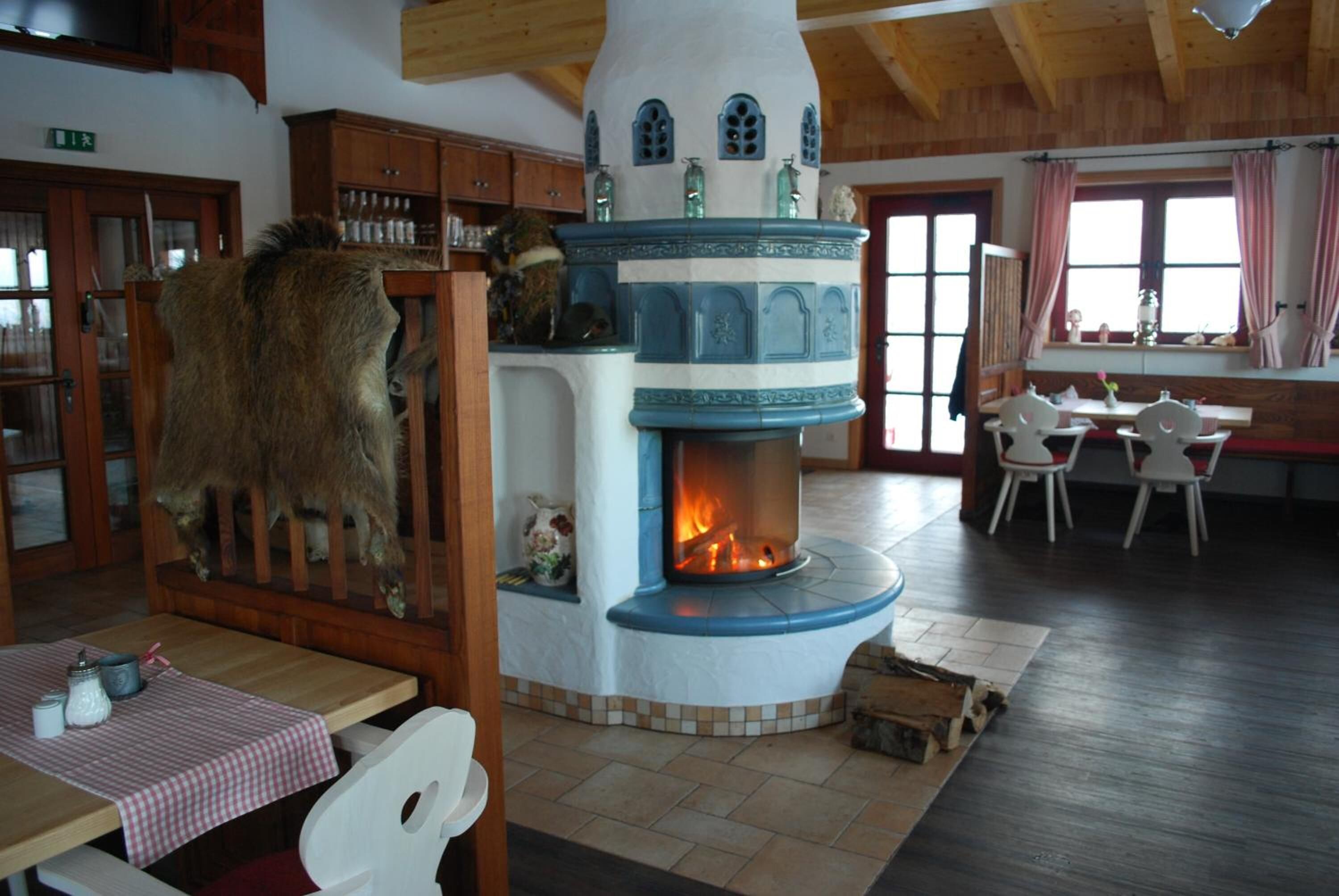 Breakfast and lunch served, local and international cuisine