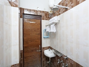 Dubbelrum eller tvåbäddsrum | Badrum | Dusch, regndusch, gratis toalettartiklar och handdukar