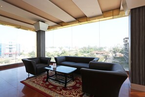 Lobby sitting area - OYO 10392 Hotel Corbiz Tower (Raipur)